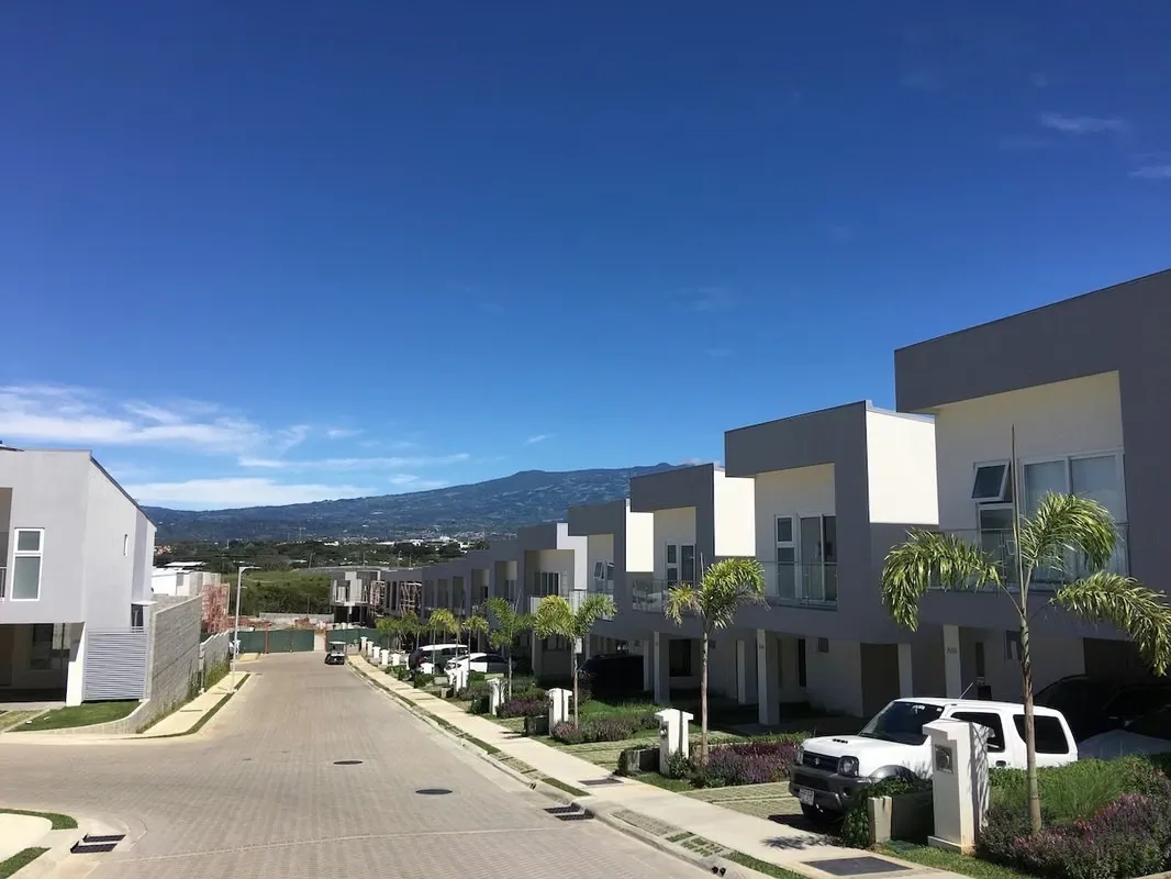 Alquiler de fino y espacioso apartamento en San Rafael de Escazú.